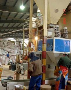 供應(yīng)高效自動(dòng)化灌裝設(shè)備 糧食、飼料及大米定量灌裝機(jī)